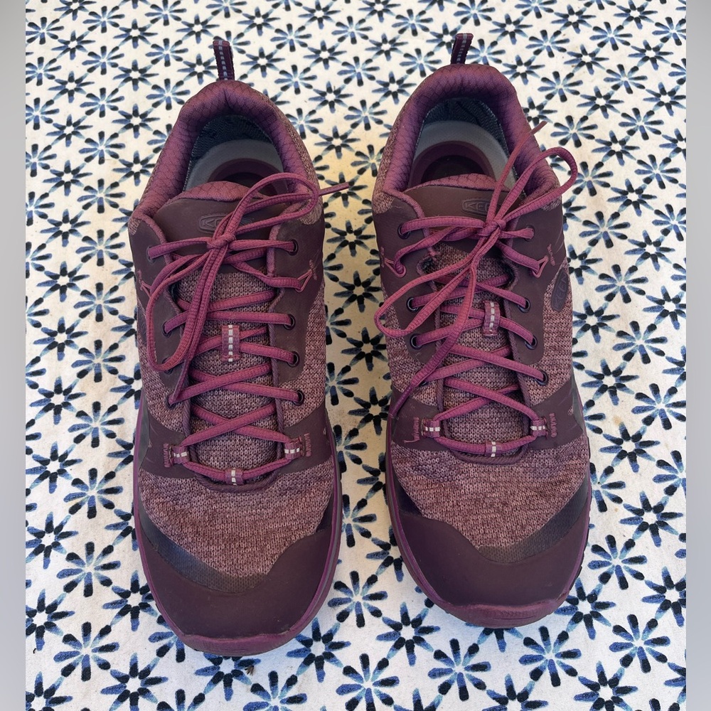 Keen Women's Pink/purple Targhee hiking shoes size 10